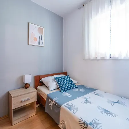 펜션 3 Bedroom Awesome In Valbandon